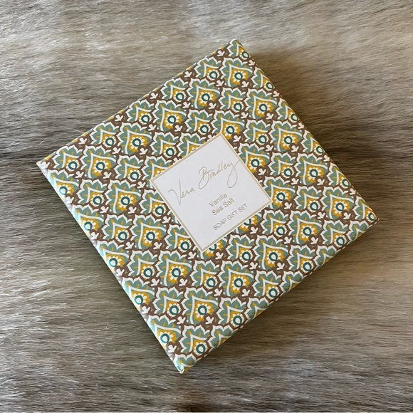New VERA BRADLEY Vanilla Sea Salt Set Of 4 Individually Wrapped Soaps Paisley - Picture 3 of 4